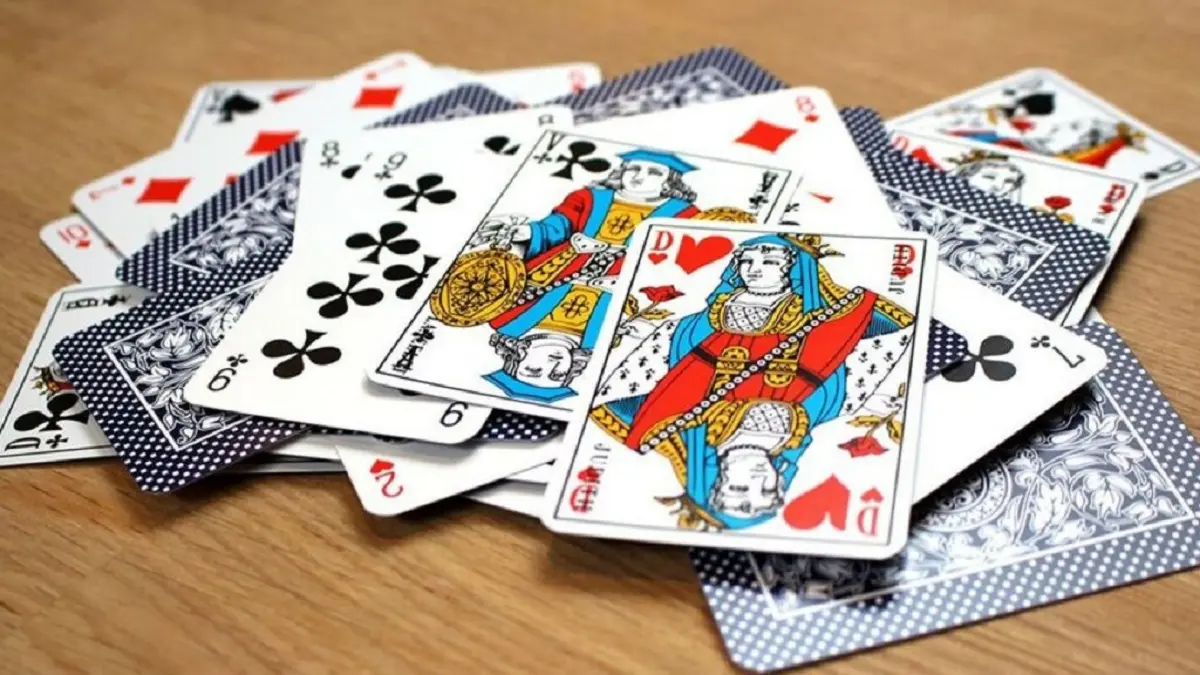 Tournoi de cartes au Séréna café