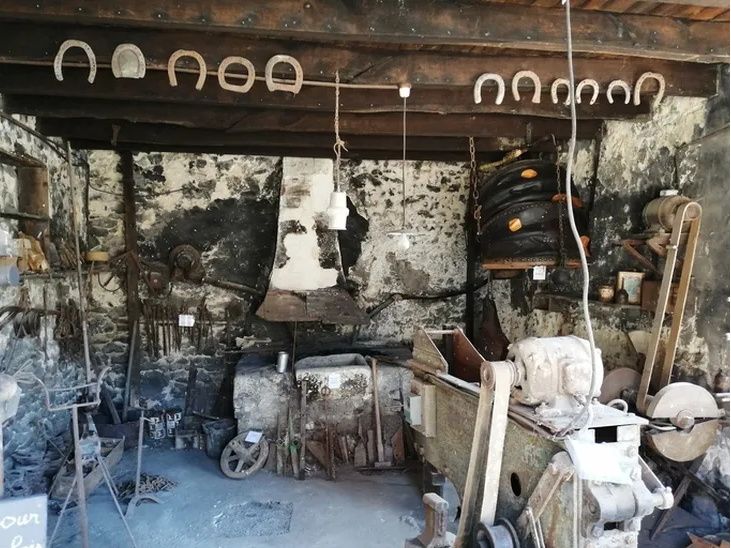 Découverte de la forge et des métiers anciens