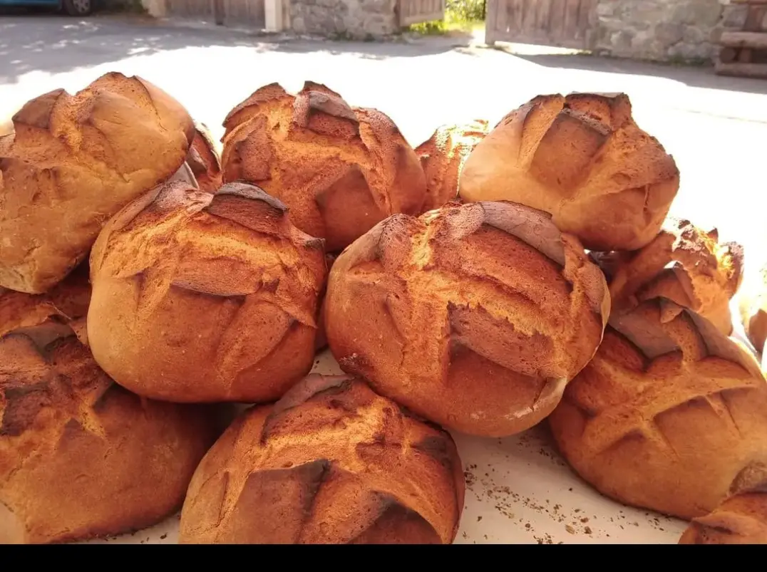 Vente de pain cuit de manière traditionnelle au four banal.