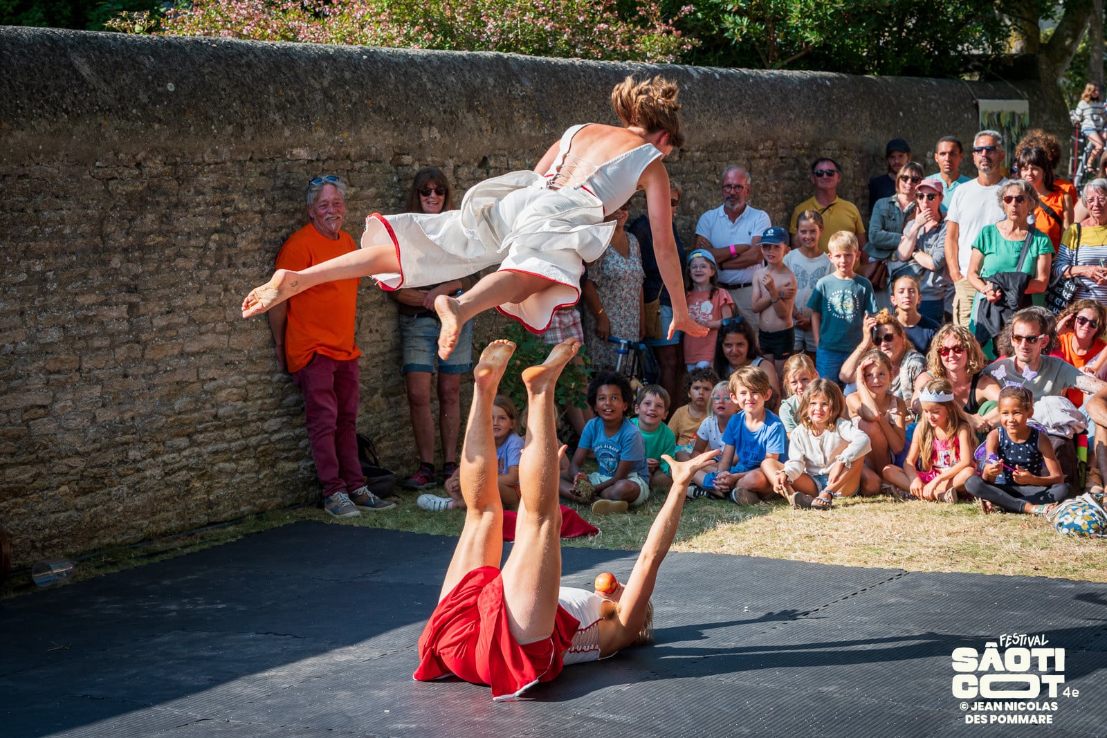 Festival Place aux Mômes: » La Pomme » de la compagnie Eve Eve