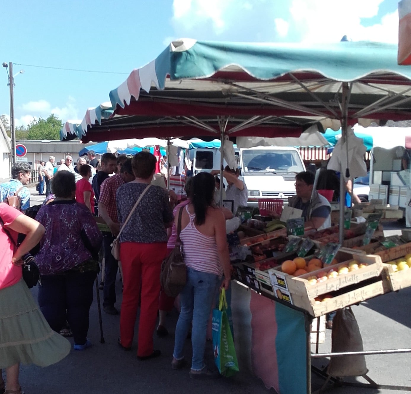 Marché hebdomadaire de Moulins-Engilbert
