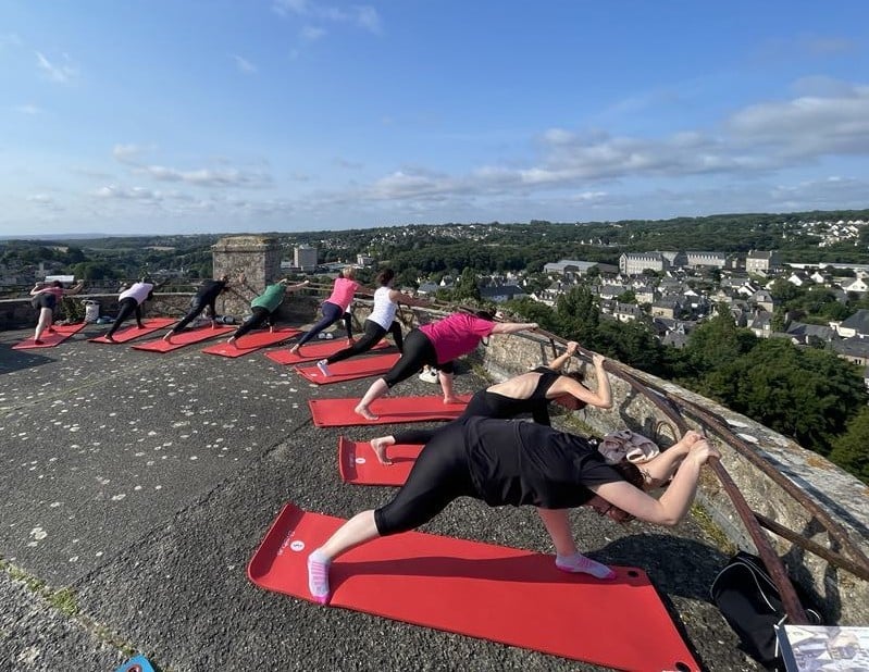 Séance de yoga sur le toit-terrasse du château de Dinan
