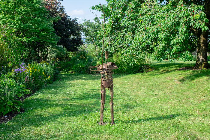 Visite d'une exposition collective d'art contemporain dans un lieu inédit