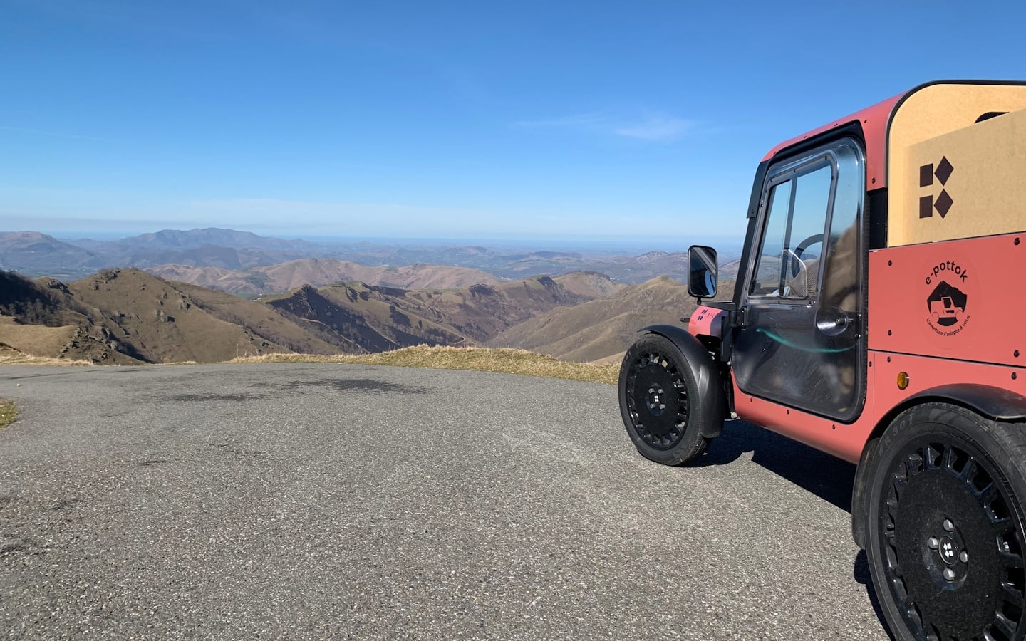Randonnée en quadricycle électrique à Iraty, rencontre avec une bergère et pause gourmande en estive