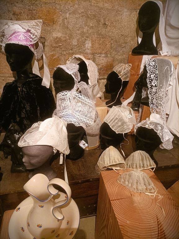 JEP – Exposition de coiffes bretonnes