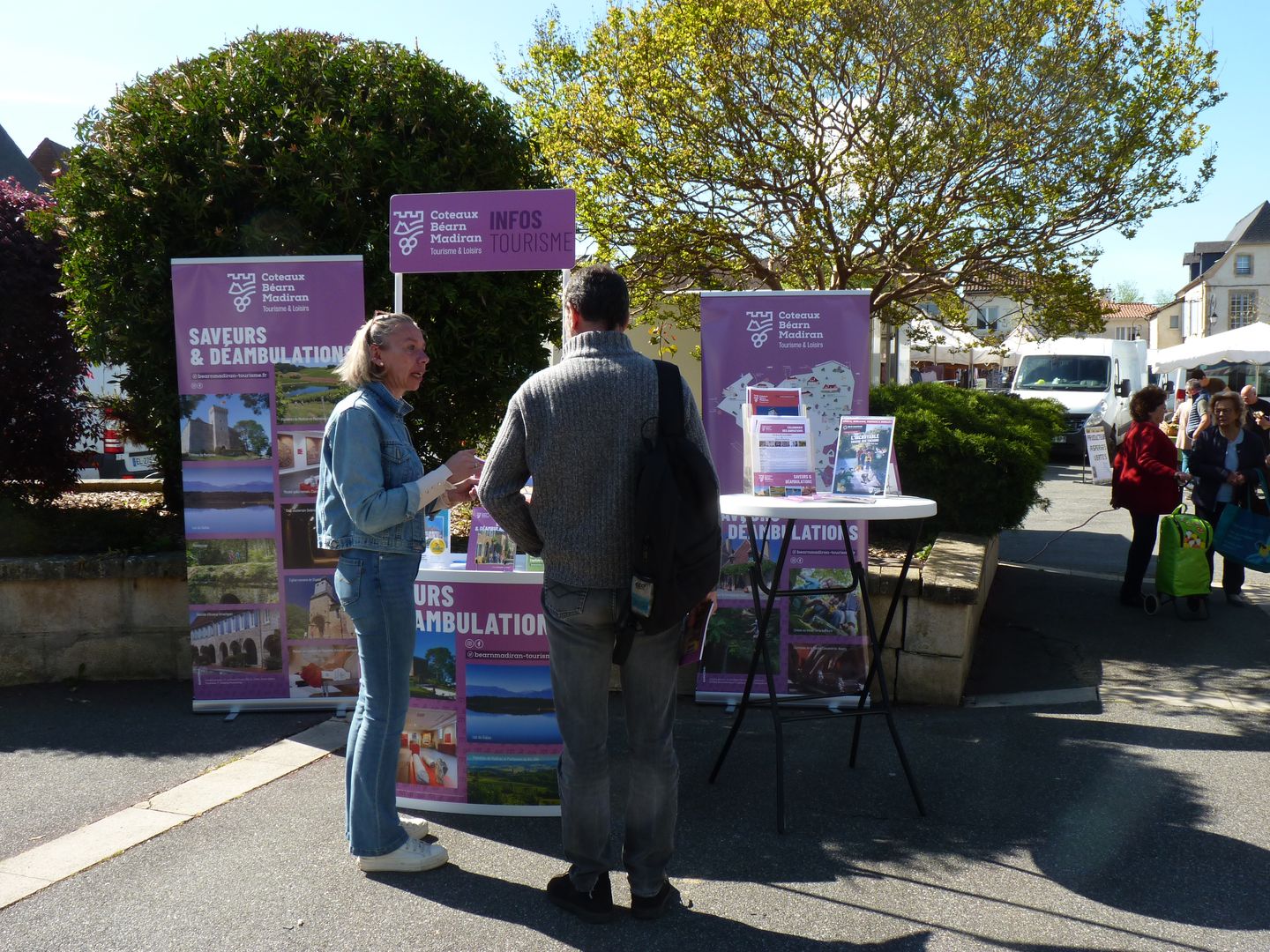 Le stand « tourisme & loisirs" Coteaux Béarn Madiran s’invite au marché !