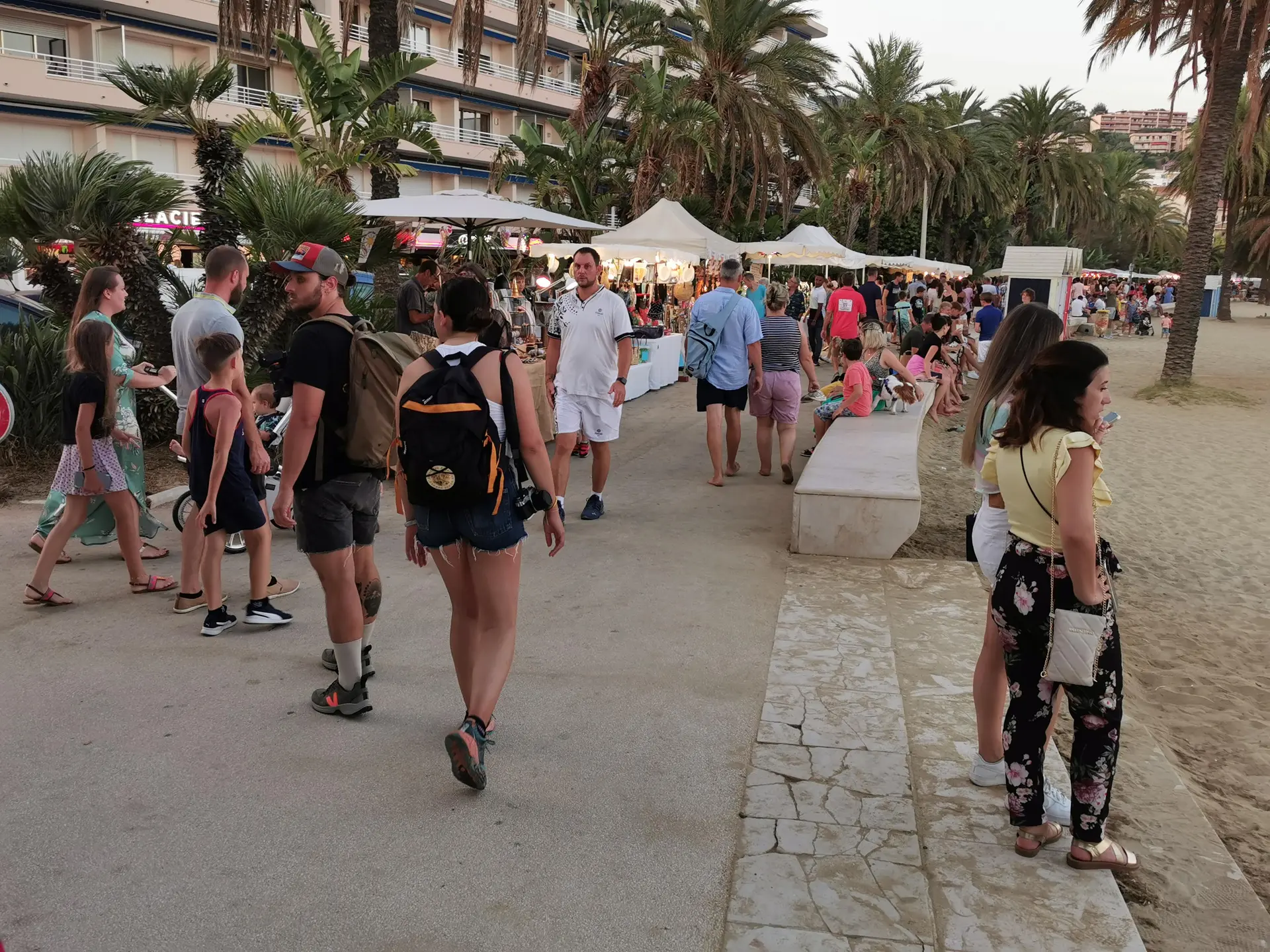 Marché artisanal nocturne - front de mer du Lavandou