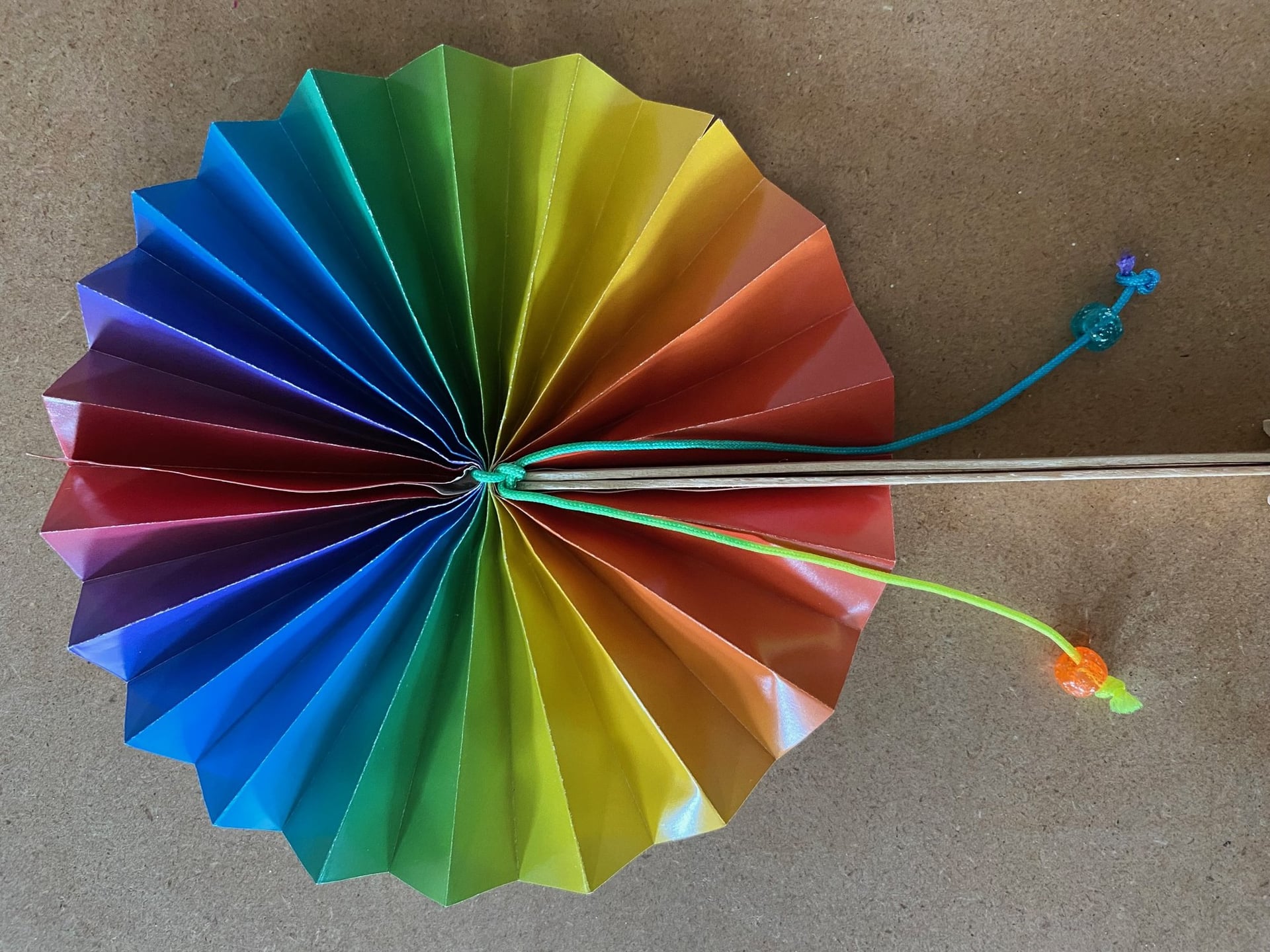 JEU(X)DIS D’ÉTÉ | Atelier créatif "Éventail arc-en-ciel"