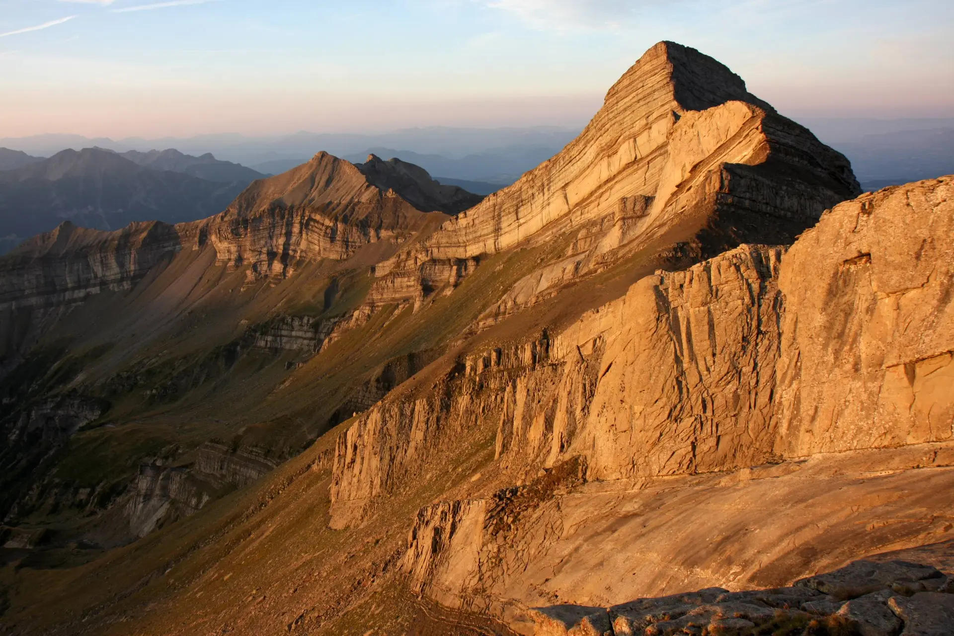 " Orogénèse Alpine ou comment se sont formées les Alpes. Quelques traces visibles dans nos cailloux champsaurins."