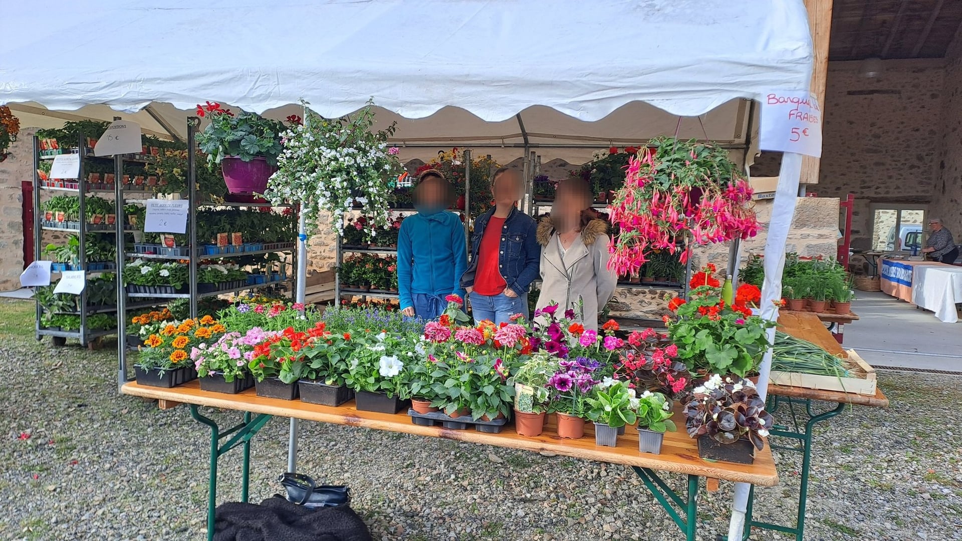 Vide grenier et marché aux fleurs