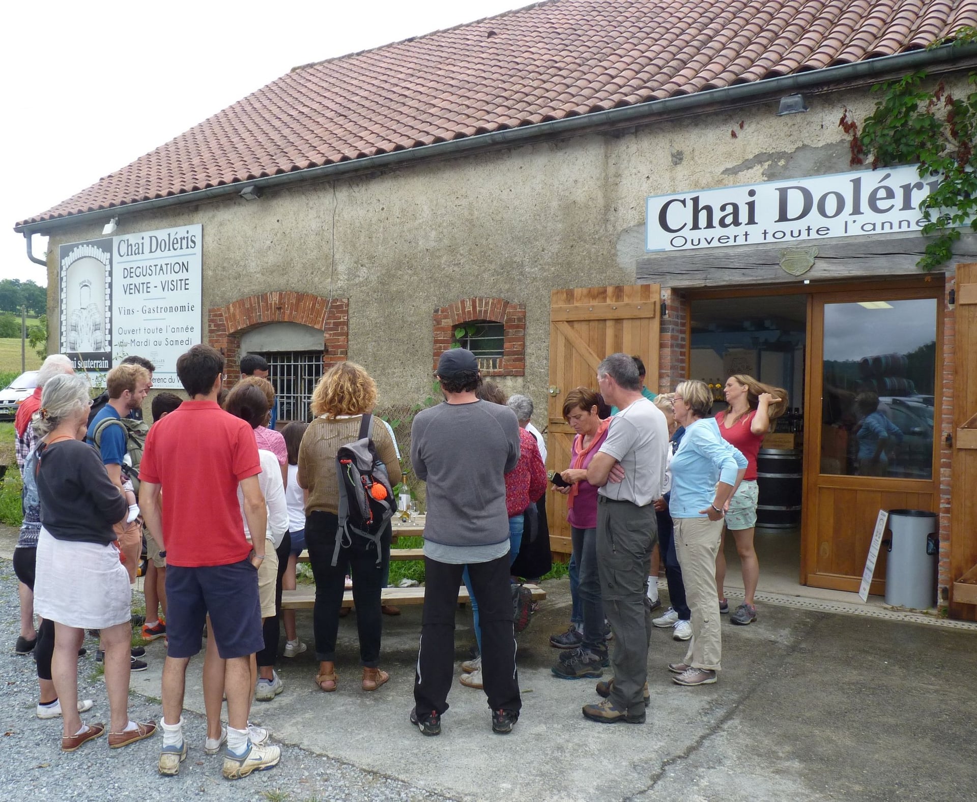 Balade sur le "chemin de la Ligne", visite d'un souterrain et apéritif vigneron au Chai Doléris
