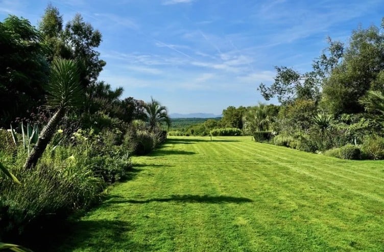 Visite des jardins dessinés selon la technique japonaise du sakkei ou de la vue empruntée, avec les Pyrénées et vallons en toile de fond - Rdv aux jardins
