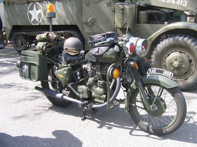 Défilé de motos militaires