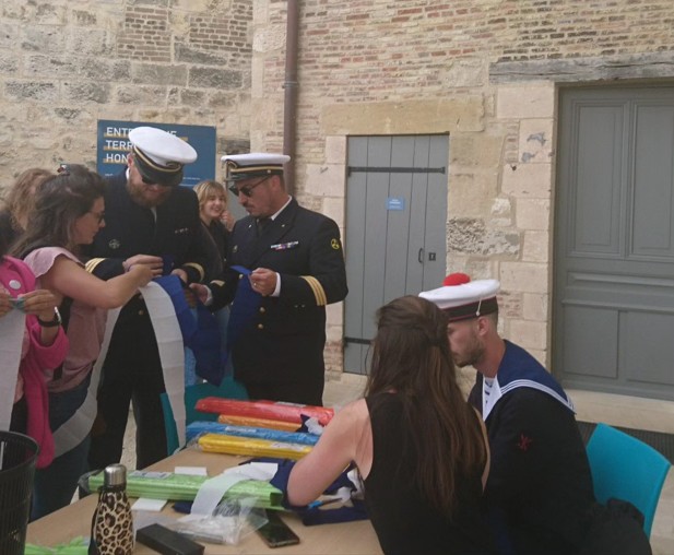 Atelier fleurs en papier crépon dans le cadre de la fête des Marins
