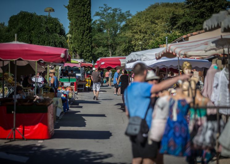 Marché hebdomadaire saisonnier