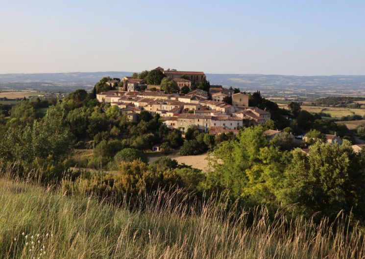 RANDONNÉE CONTÉE SUR LE SENTIER HISTORIQUE DE LAURAC ET MARCHÉ GOURMAND