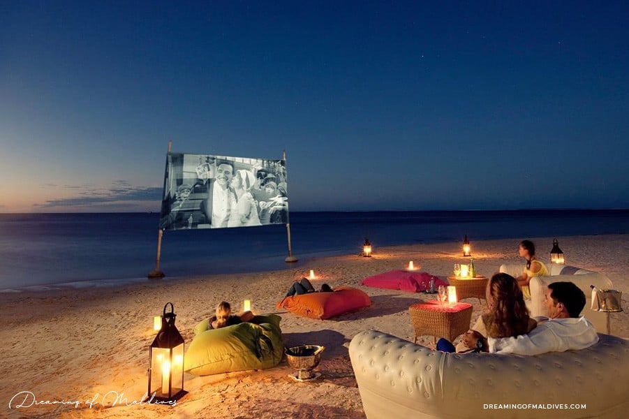 Cinéma de plein air sur la plage