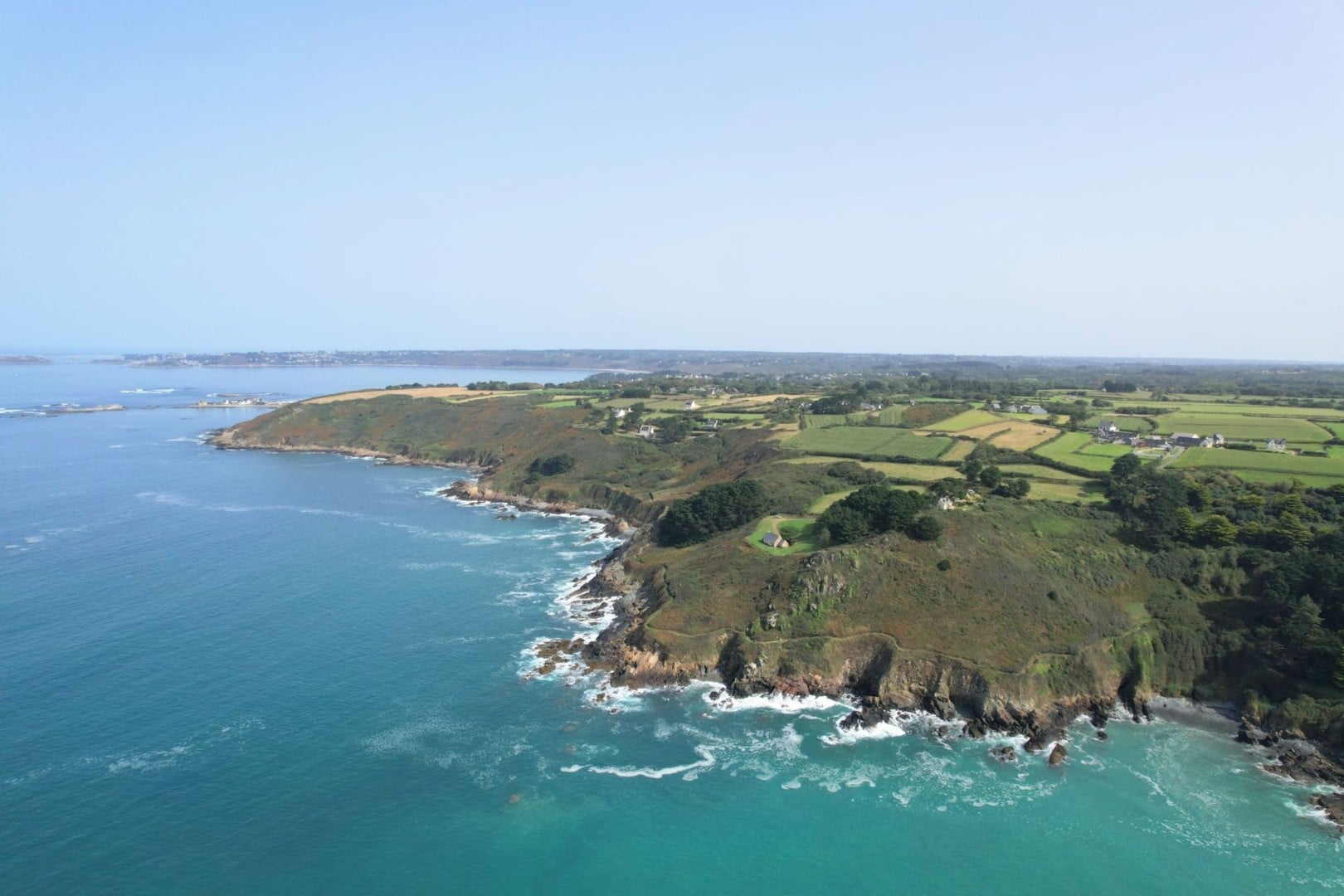 La côte de Locquémeau vue de la mer