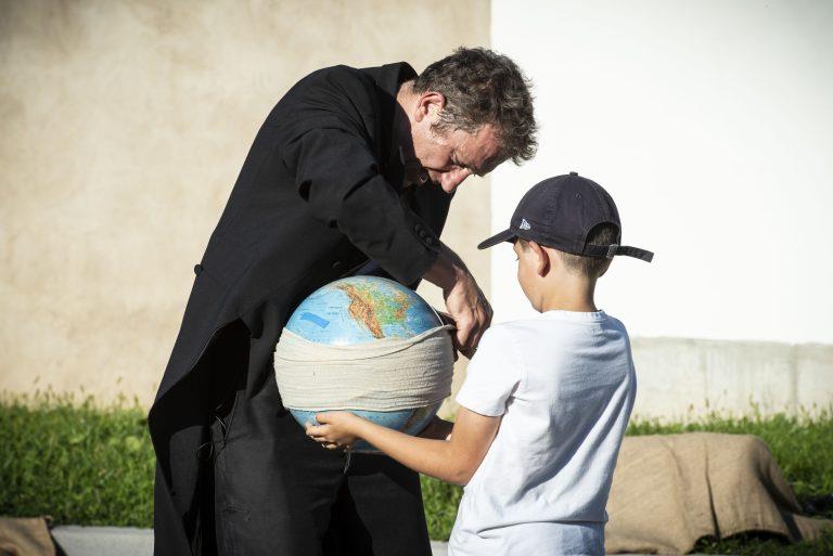 Cirk'en rue : Léon saves the world !