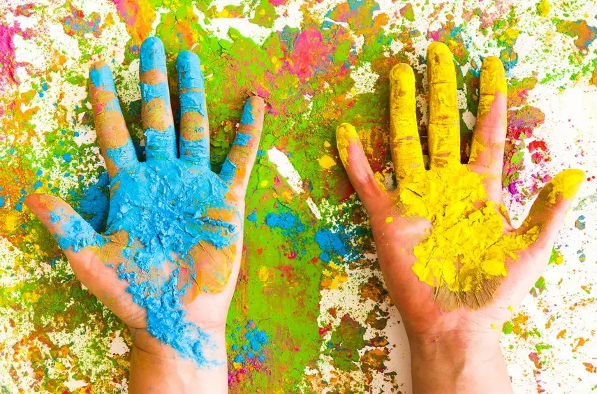 Atelier modelage : couleurs d’argile, une cigale entre tradition et création