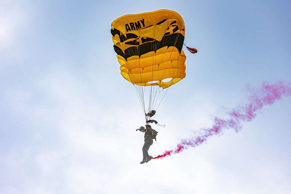 Sauts en chute libre par le RCPT (Round Canopy Parachuting Team) et l’armée américaine