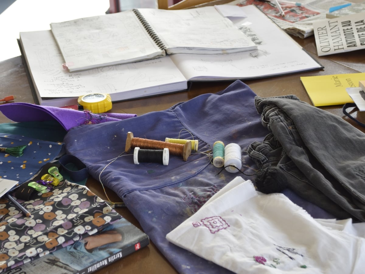 Atelier co-création de broderies de réparation , résidence d'artistes des Fours à Chaux