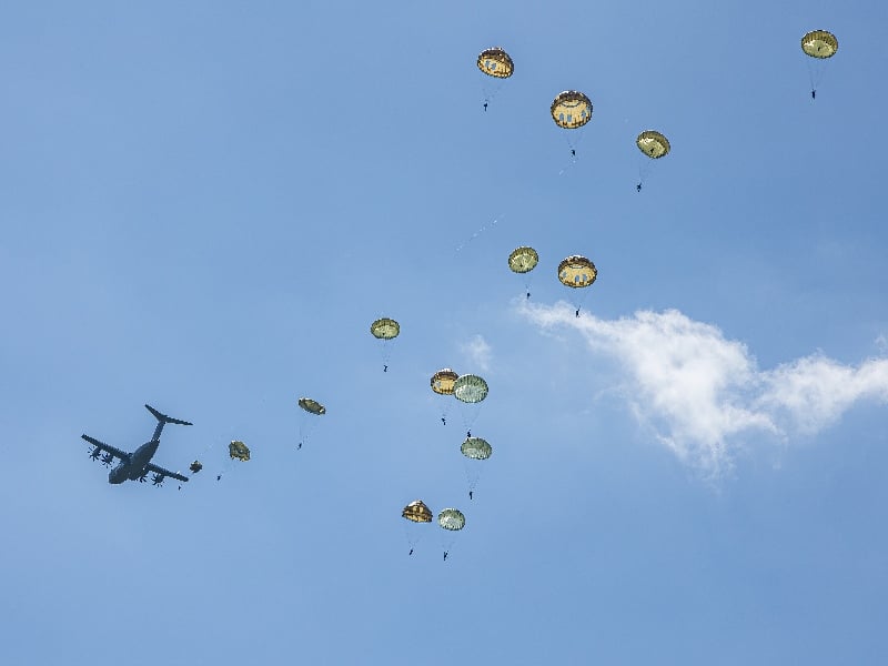 Journée festive et Grand parachutage