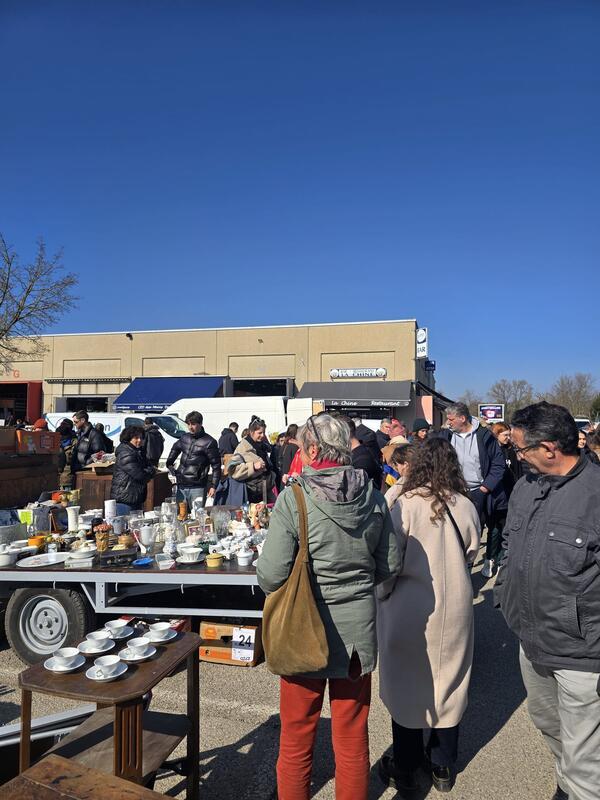 Déballage marchand aux puces du canal