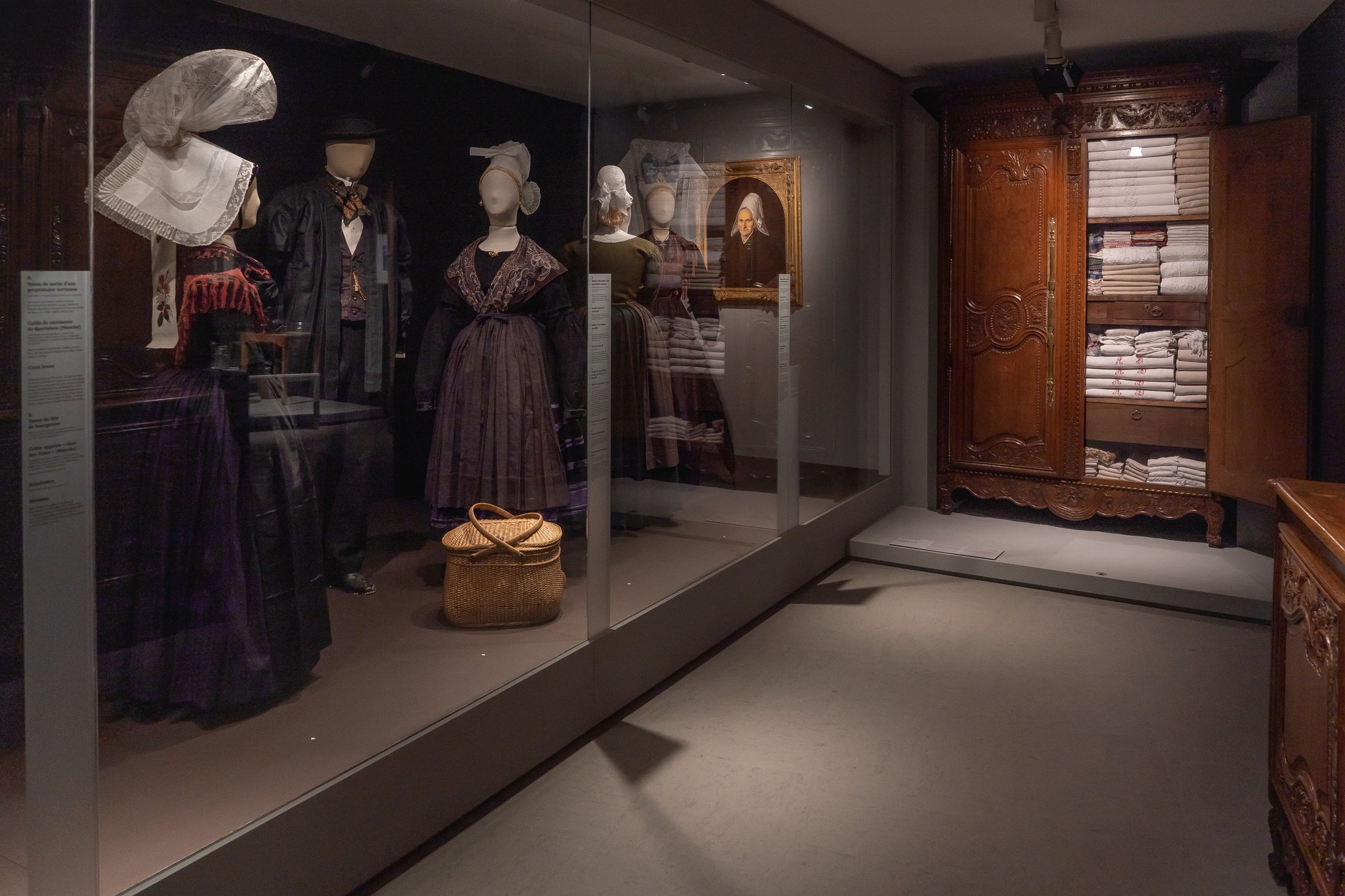 Visite commentée du trousseau à la fast fashion