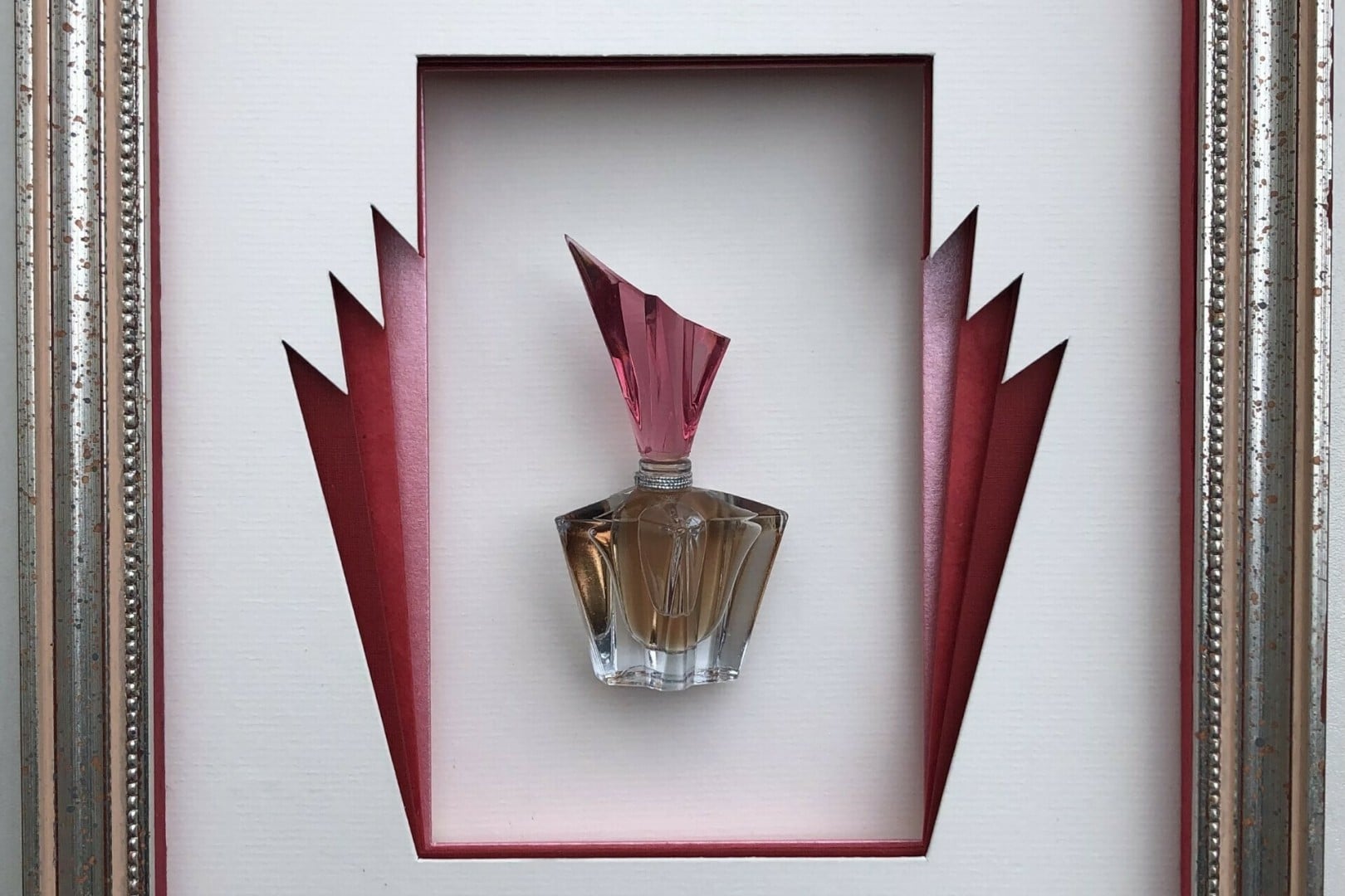 Exposition "Cadres et flacons de parfum"