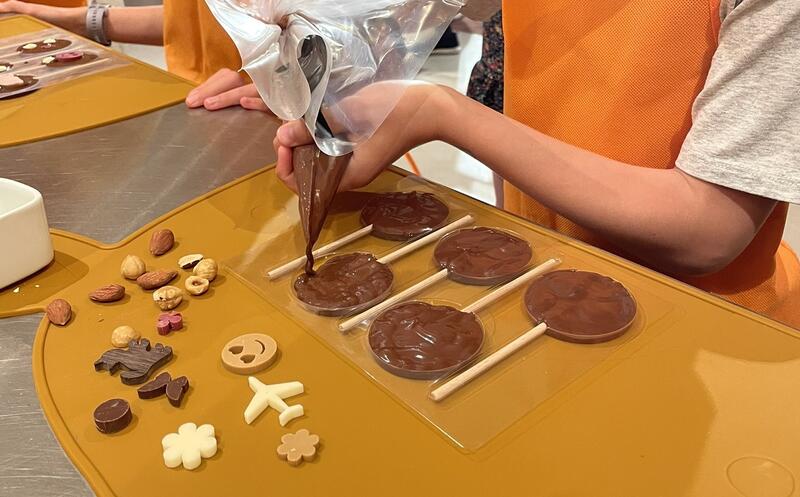 Atelier Choco'Chups - Personnalisez vos sucettes avec du chocolat délicieux et des toppings savoureux.