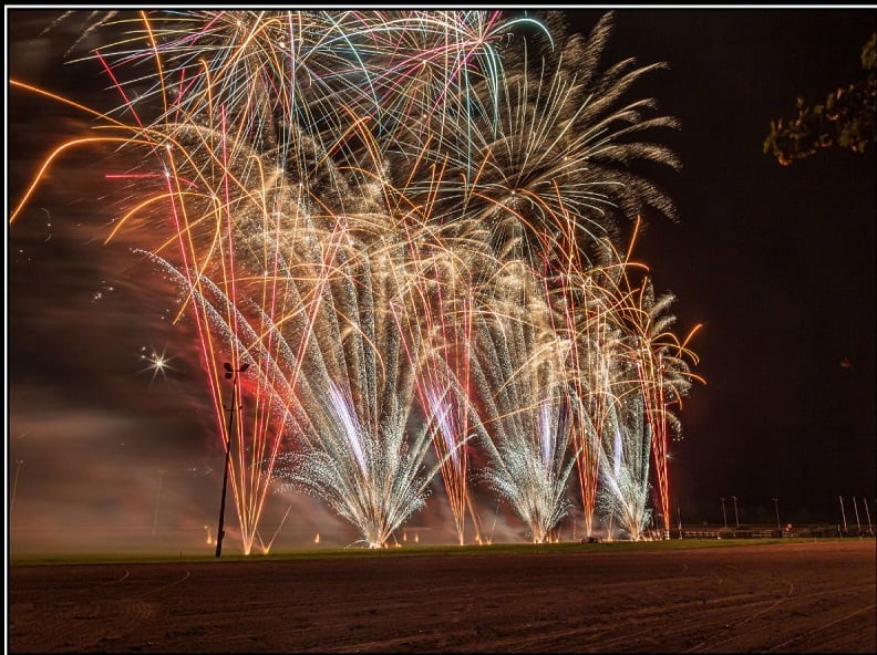 Course hippique et feu d'artifice