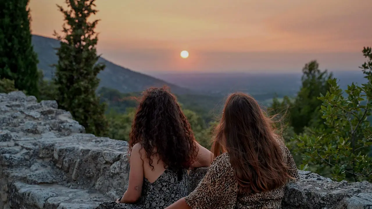 Soleil couchant au Vieil Oppède - Visite guidée de l'été