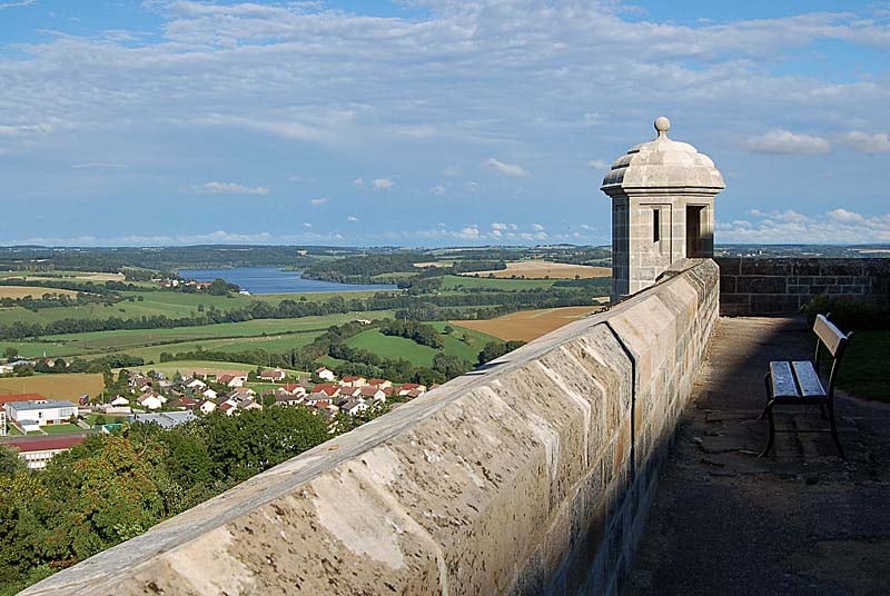 Visite thématique à Langres : De la tour Saint-Ferjeux à la tour Piquante, voyage sur les remparts…