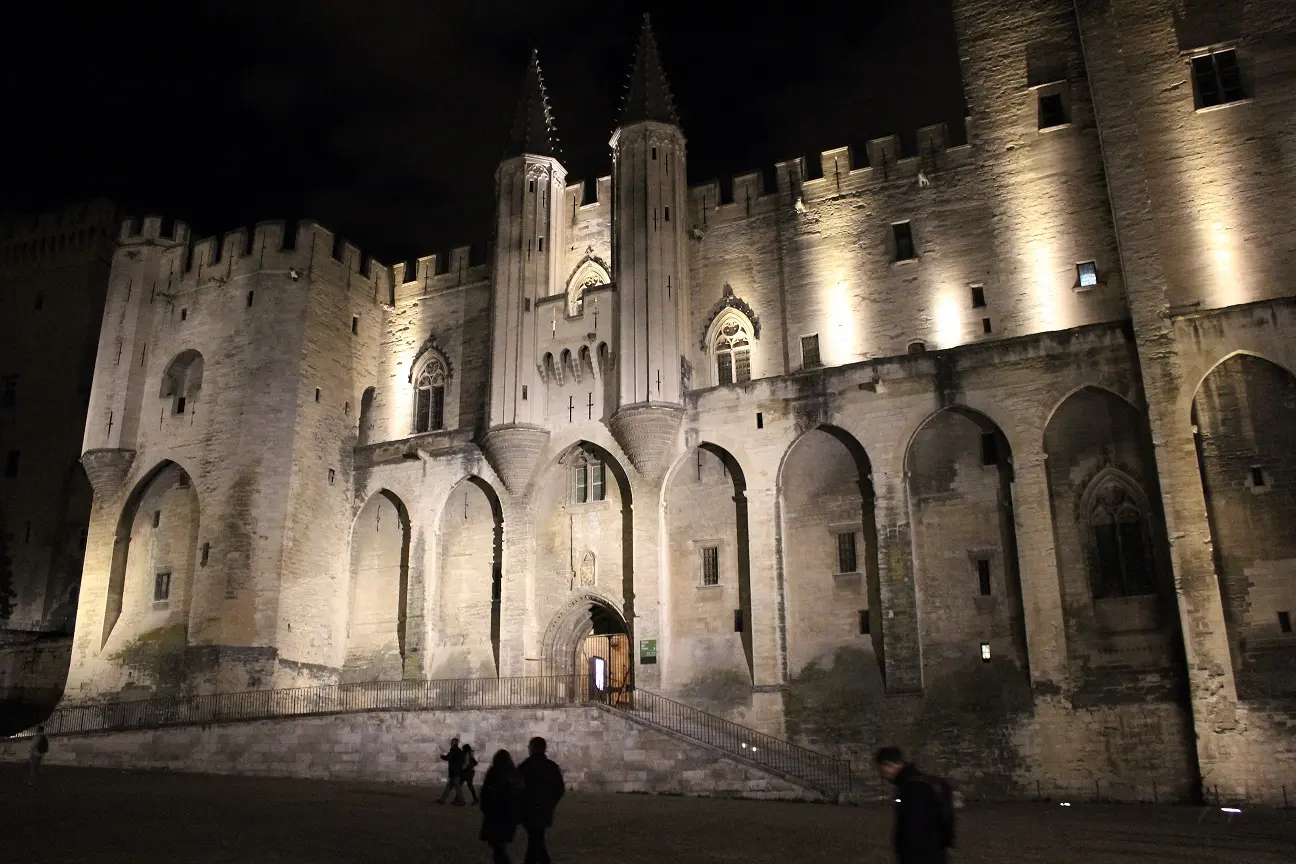 Le Palais des Papes, la nuit