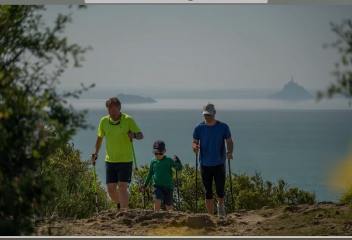 Le Mont Saint-Michel autrement : testez les bâtons dynamique BungyPump pour une marche active et ludique