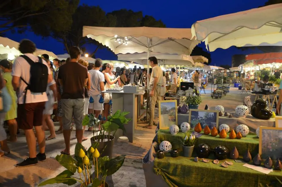 Marché nocturne artisanal au village médiéval