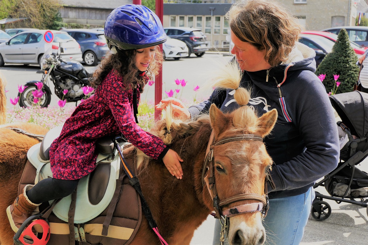 Balades à poney dans la cité sourdine