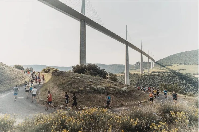 La course Eiffage du Viaduc de Millau en Aveyron