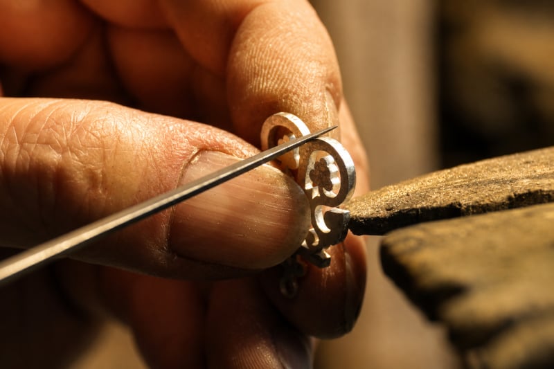 Visite d'un atelier de créateur de bijoux en argent