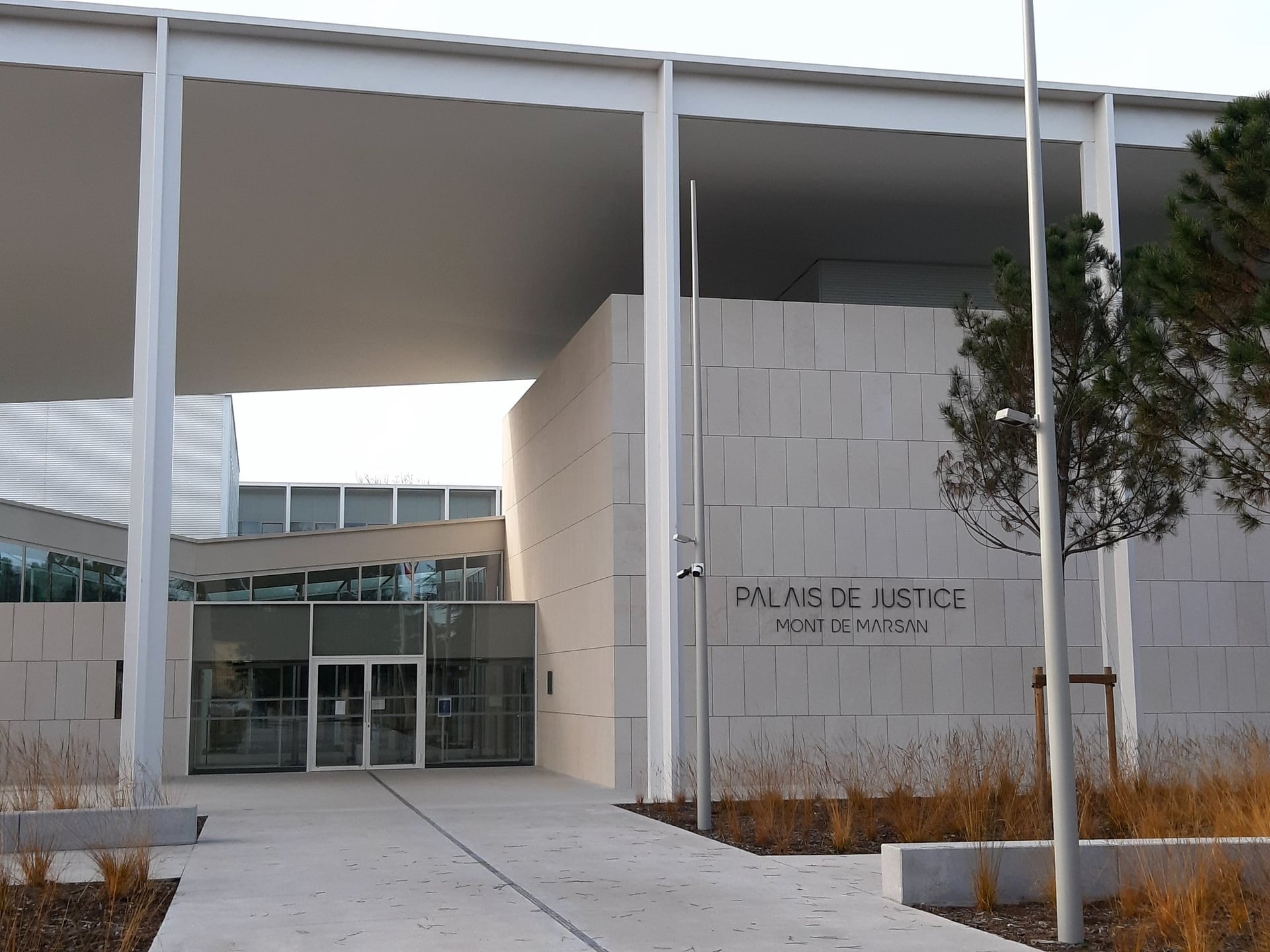 Le tribunal ouvre ses portes