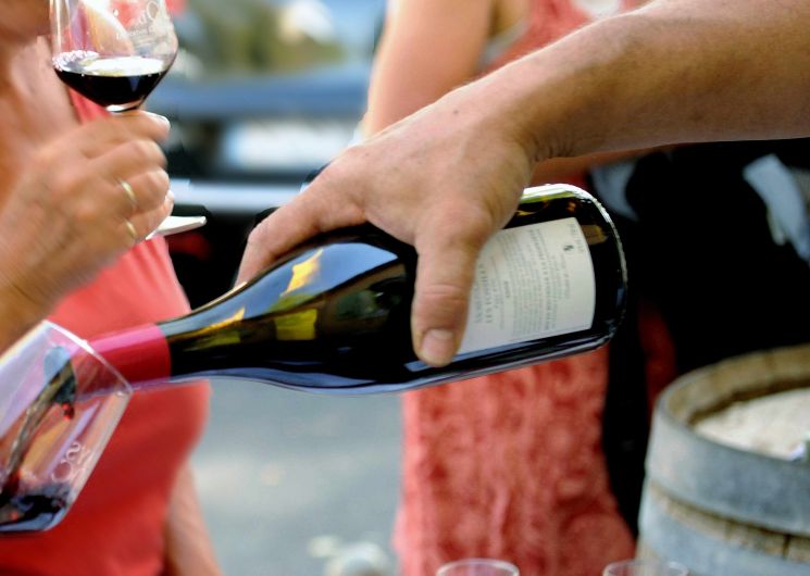 DÉGUSTATION À LA MAISON DES VINS : RENCONTREZ LES VIGNERONS DE L’AOP SAINT-CHINIAN CET ÉTÉ
