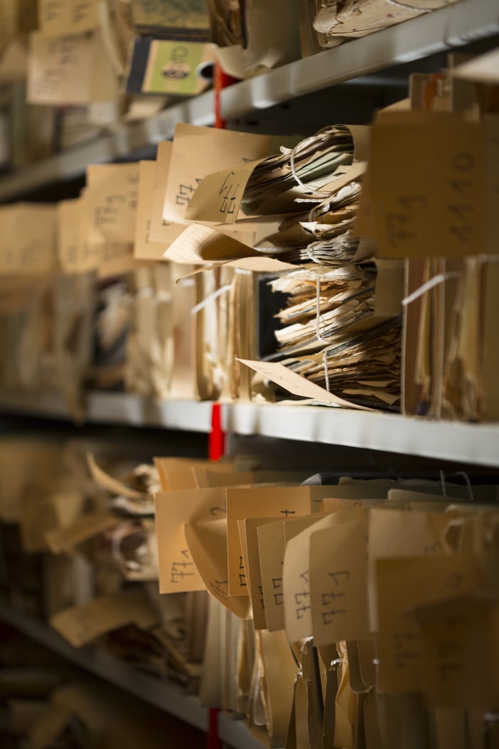 Visite guidée à la lampe frontale des magasins d’archives