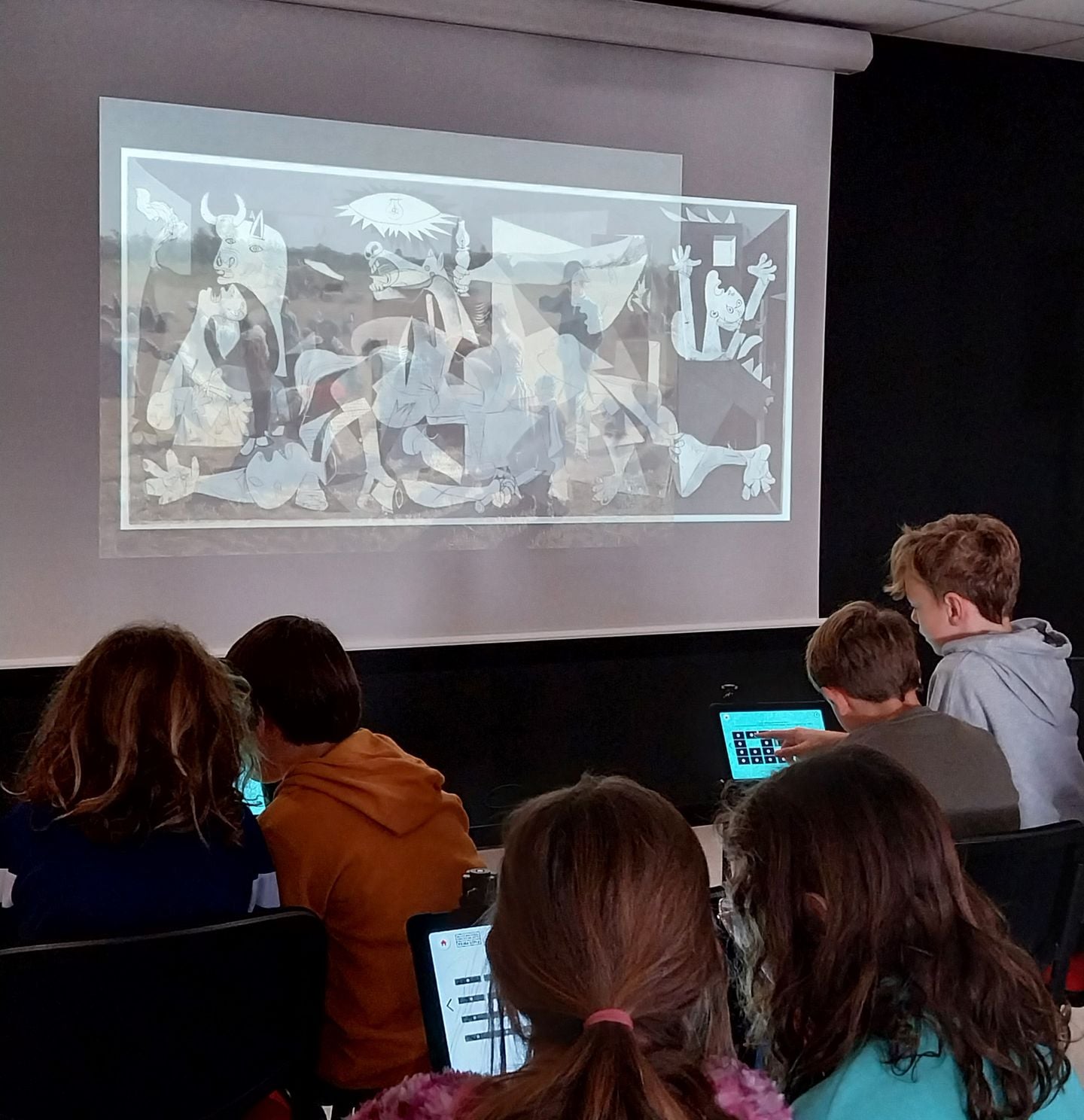 Sortie d'école, au musée numérique de la Micro-Folie