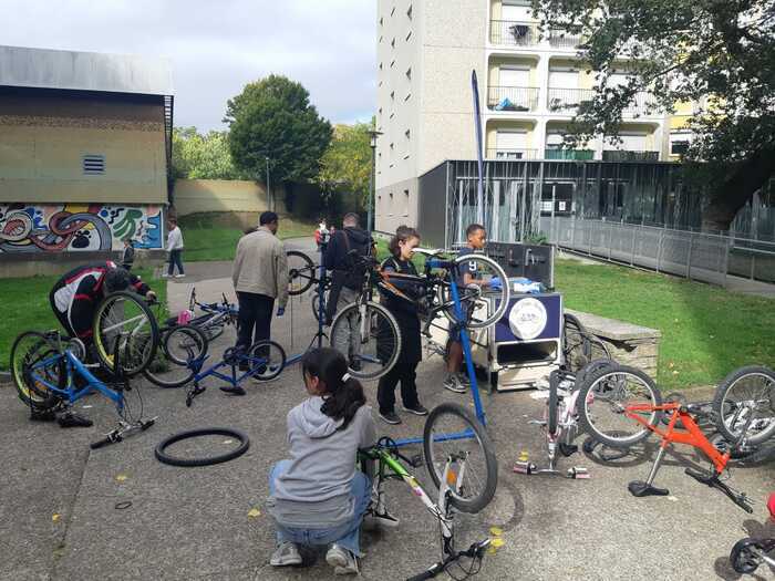 Atelier mobile participatif d'auto-réparation de vélo