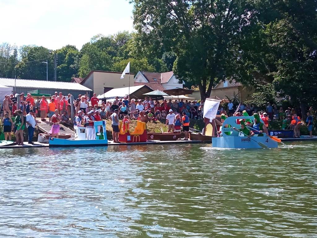 5ème régate de bateaux en carton sur la Meuse