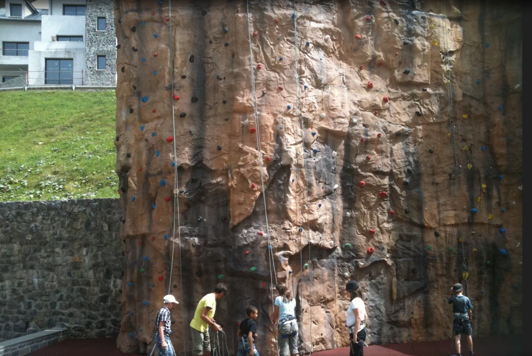 Escalade sur mur exterieur Gourette
