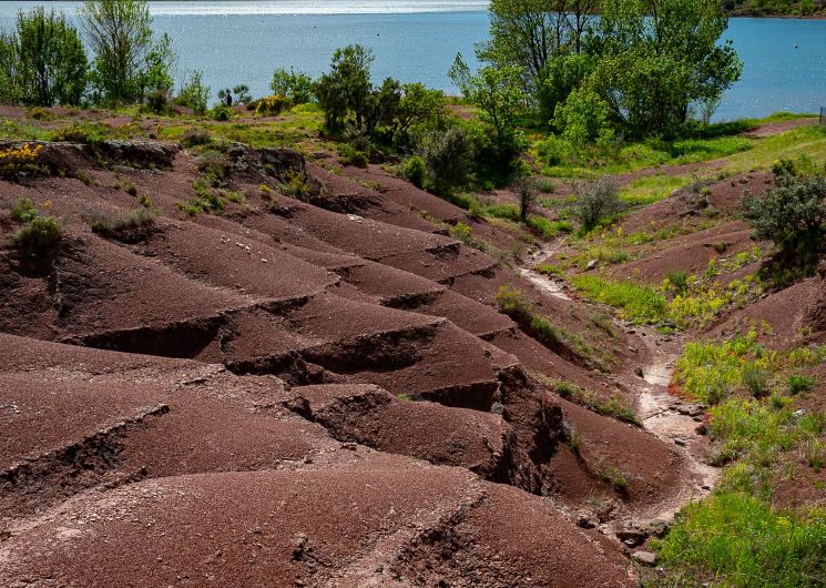 BALADE COMMENTÉE : TERRES ROUGES ET PIERRES NOIRES, LE SALAGOU