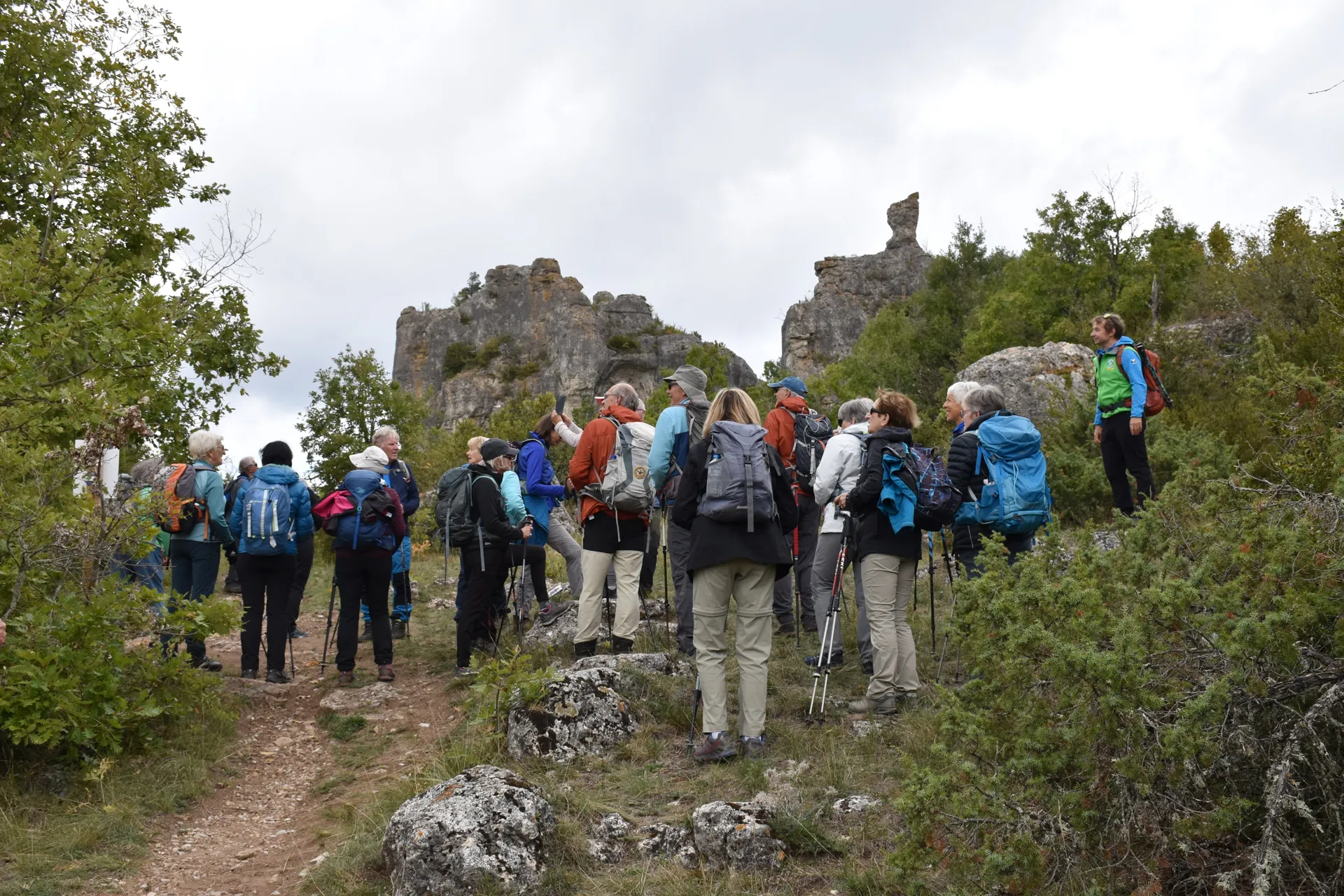 Randonnée  » Les rochers de Roquesaltes et les corniches du Rajol »