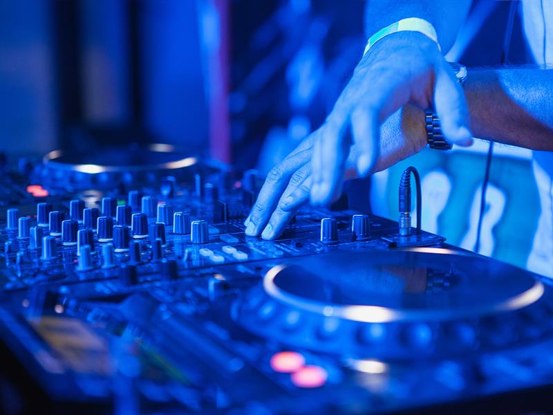 Electro Ice Night & DJ